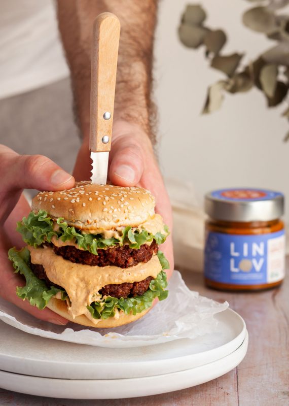 INT-burger3 Un burger originale et relevé, avec LIN LOV au piment d'Espelette !